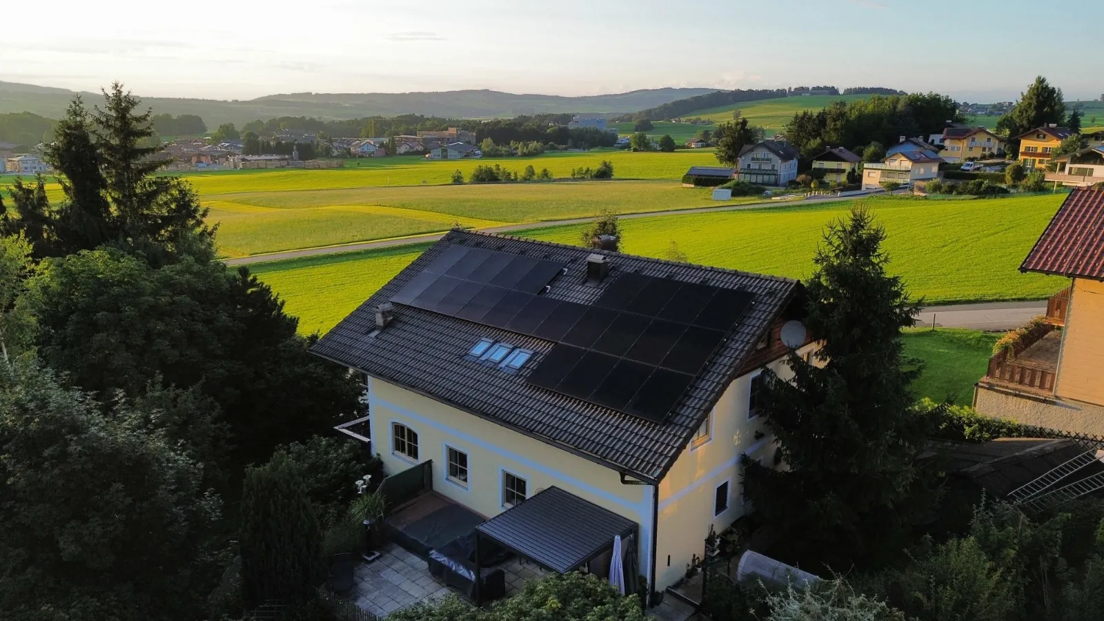 Einfamilienhaus mit schwarzen Back-Contact-PV-Modulen von Flamingo Energy in ländlicher Umgebung